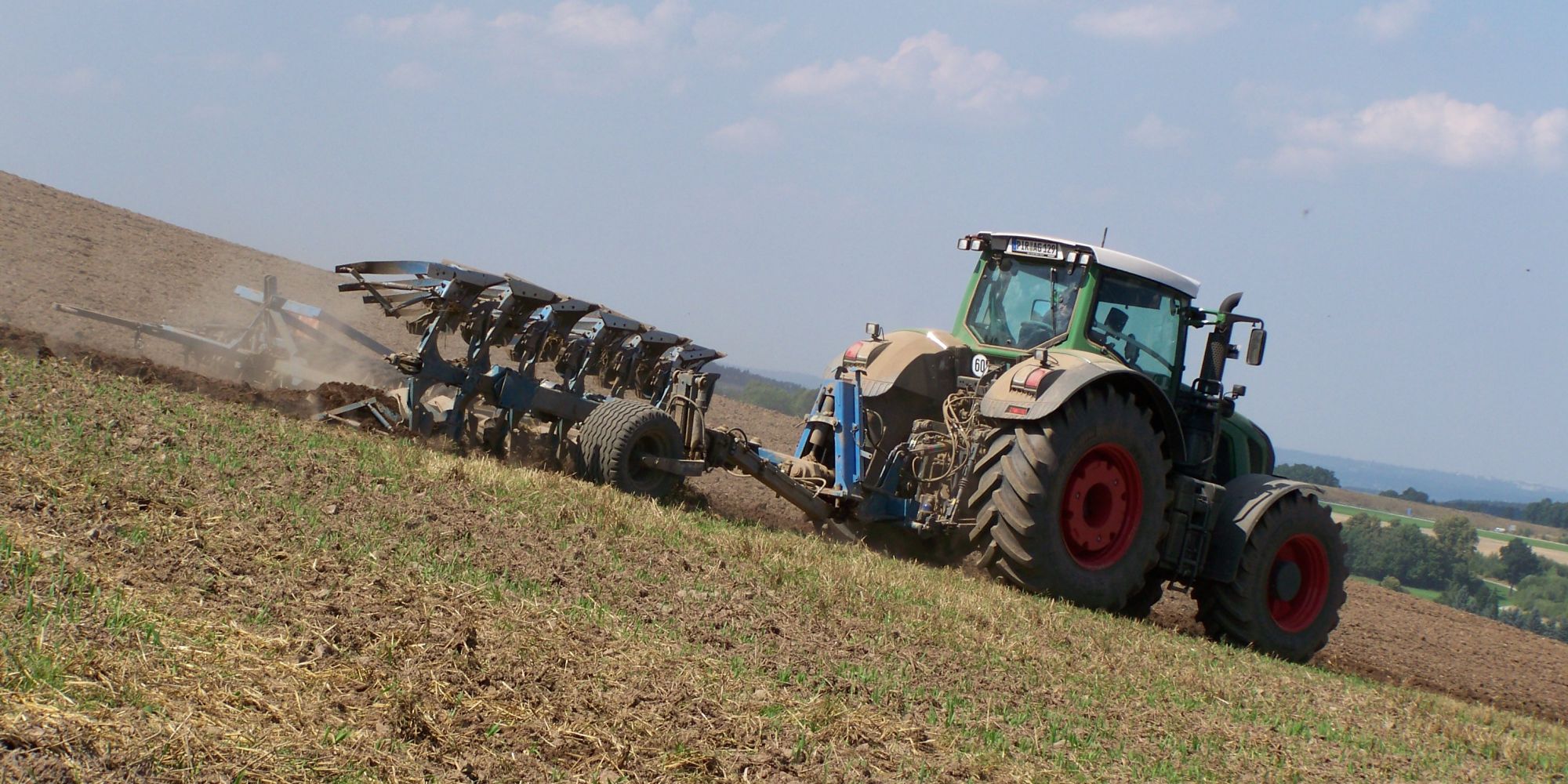 Traktor beim Pflügen