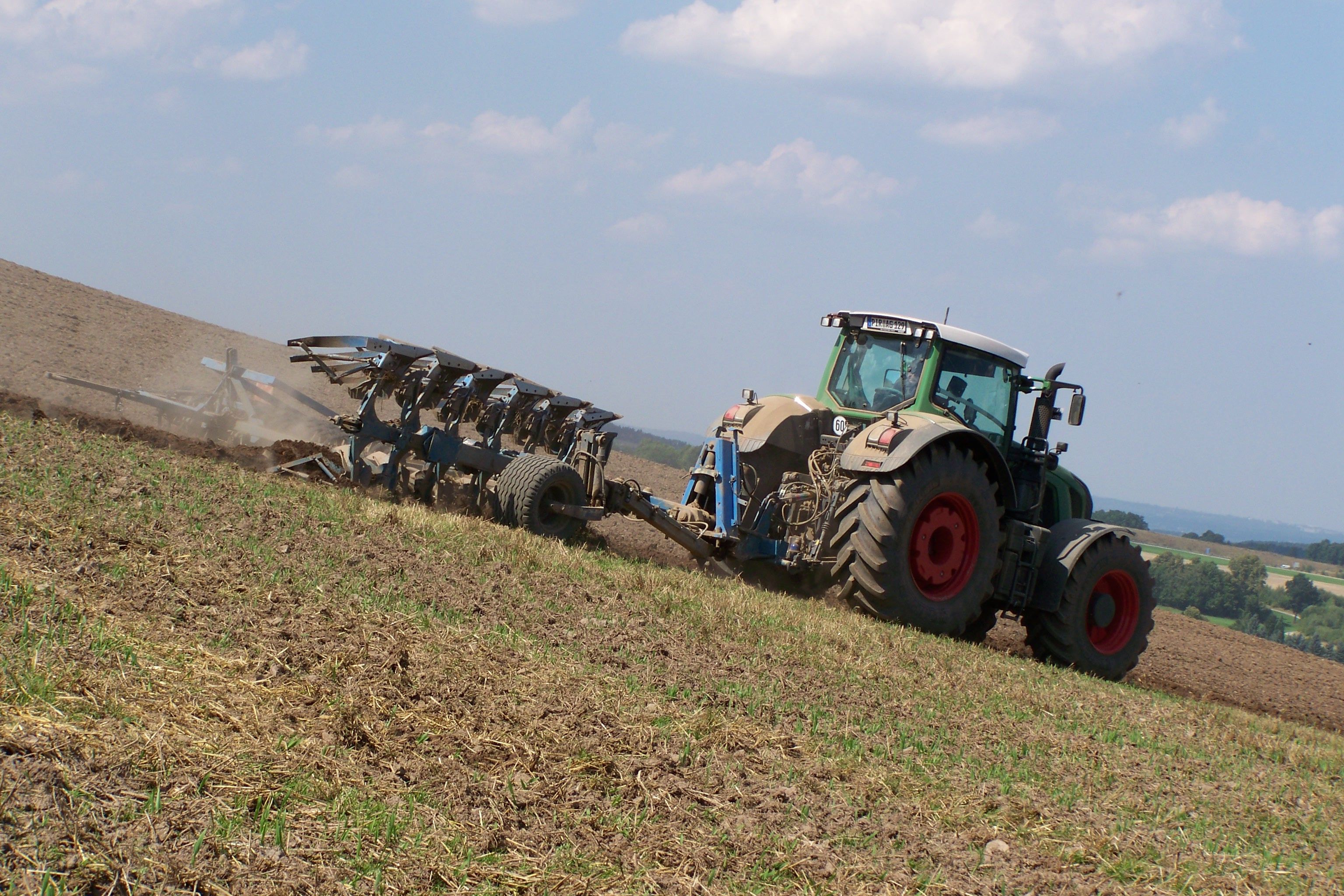Traktor beim Pflügen