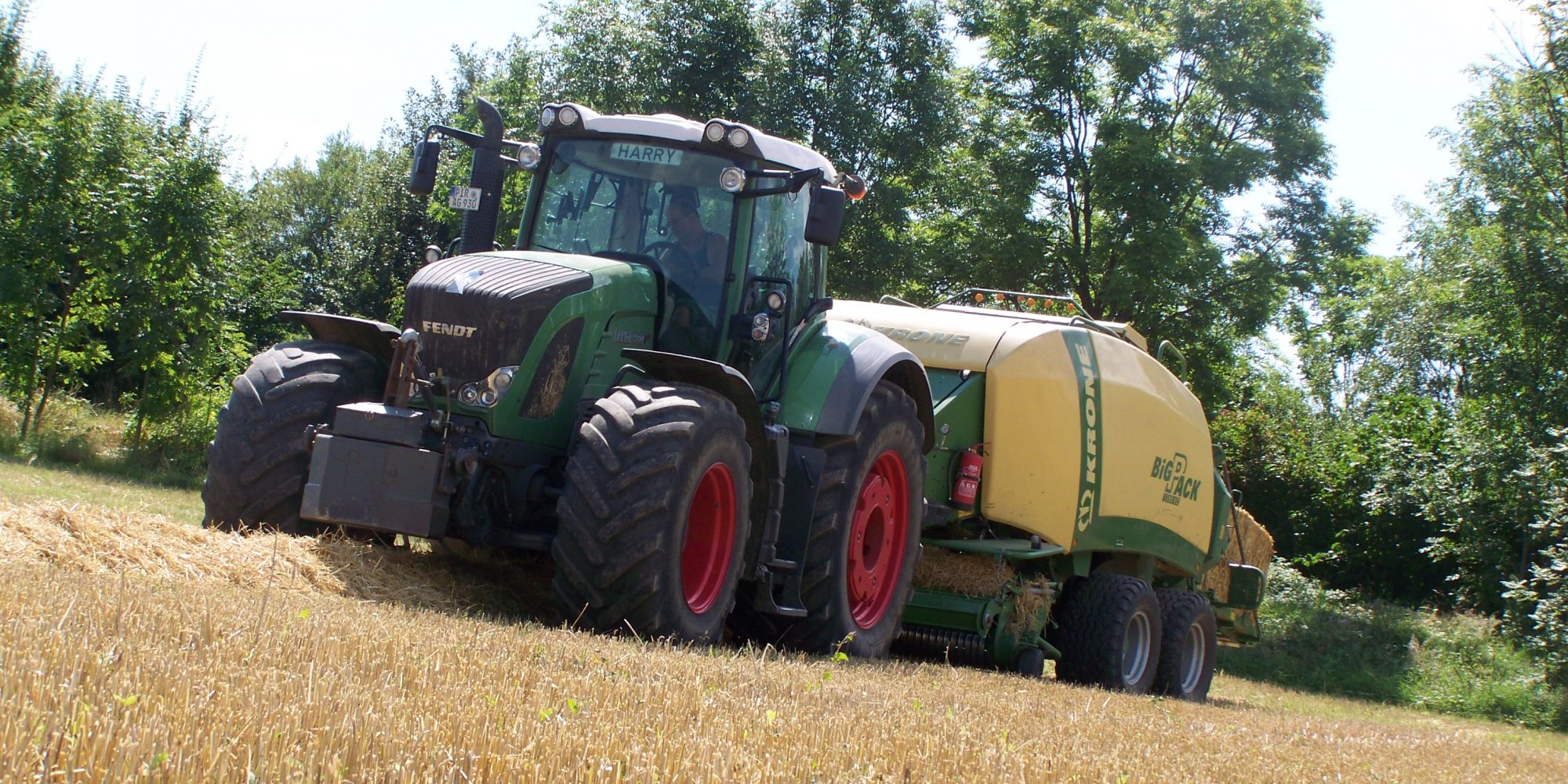 Traktor mit Ballenpresse