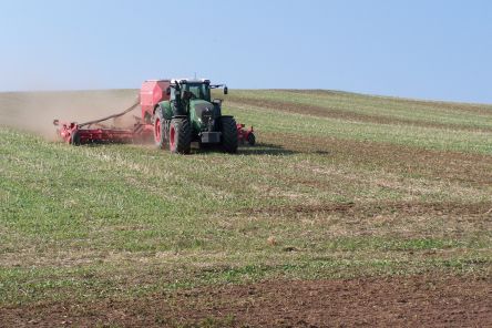 Traktor mit Sämaschine