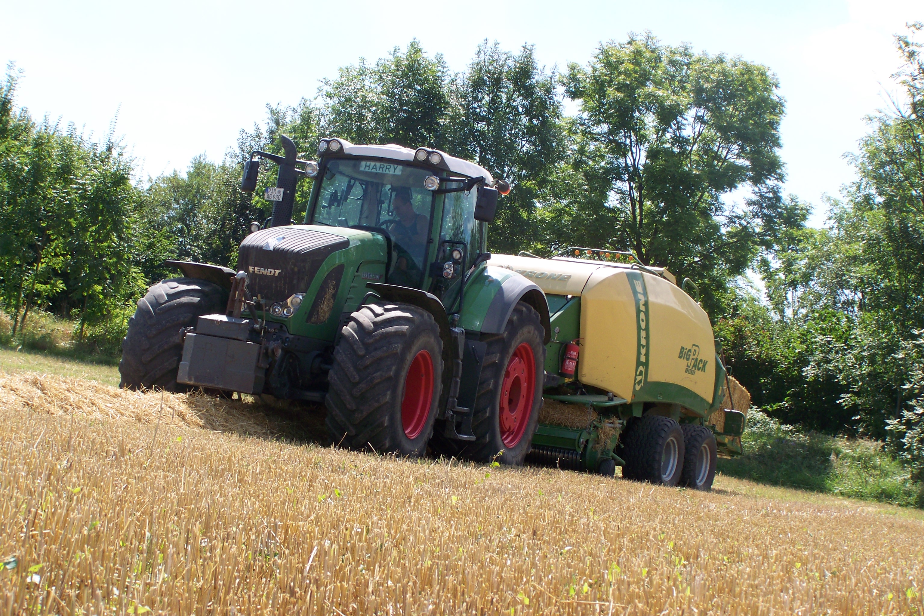 Traktor mit Ballenpresse