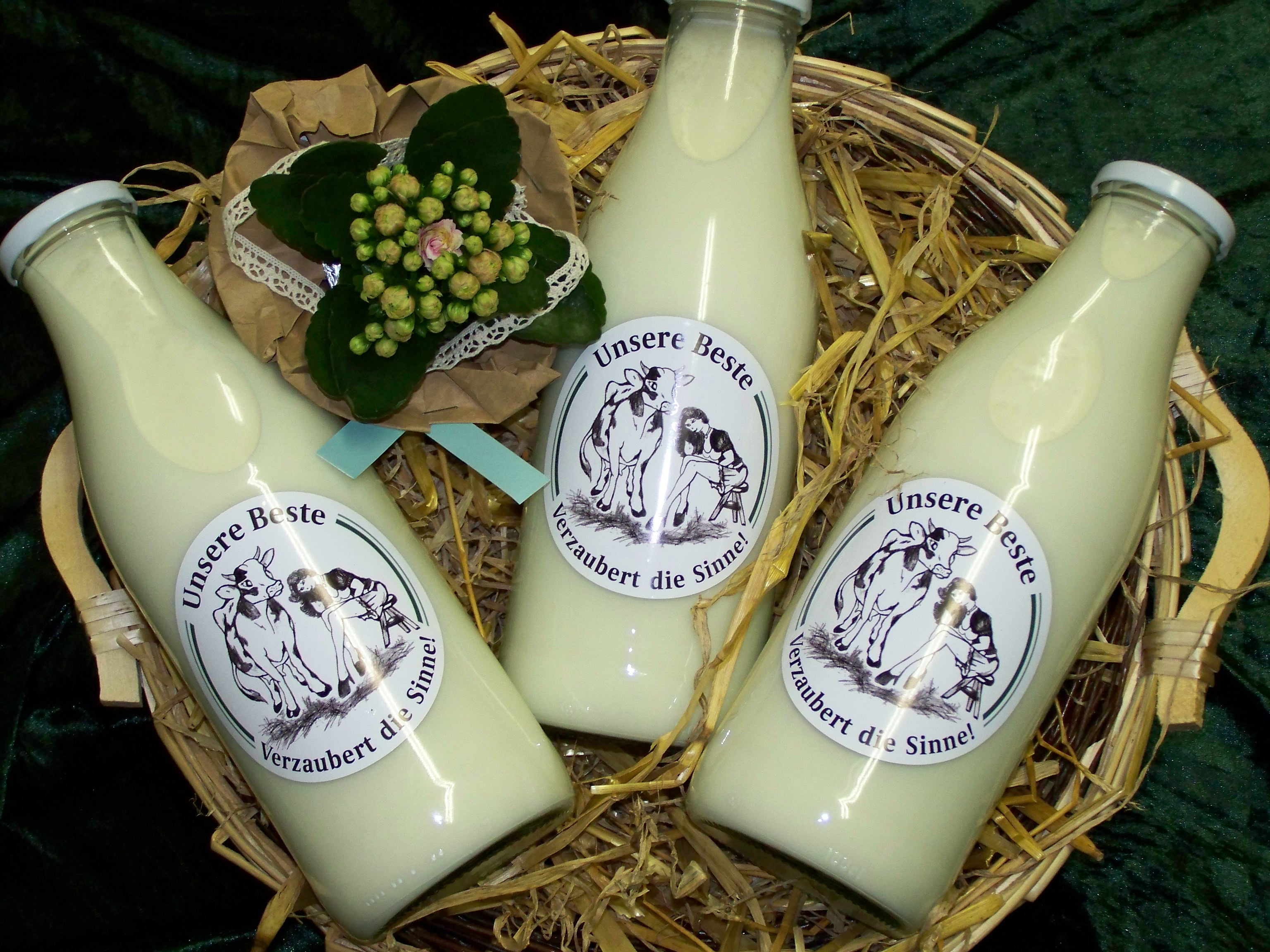 Frische Milch (mit Flasche)