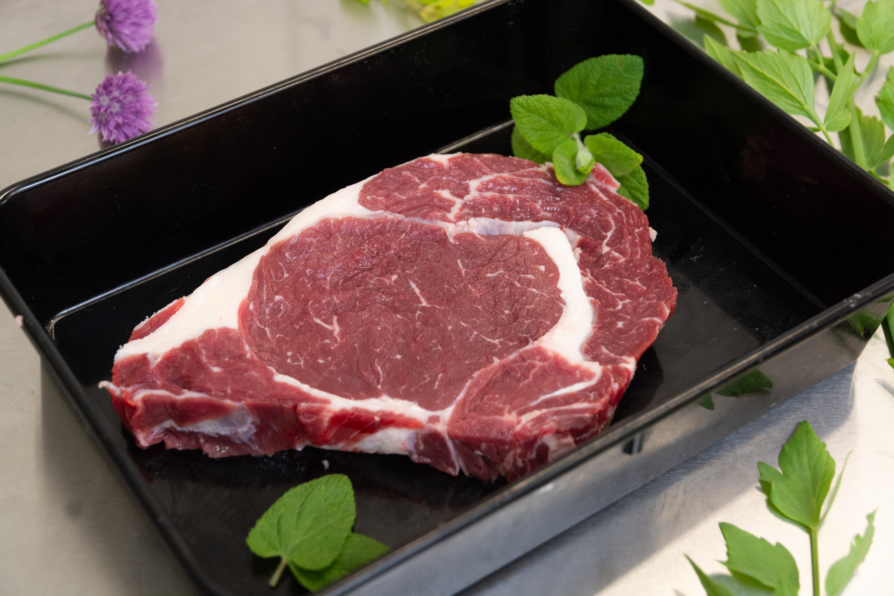 Rib-eye-Steak in Scheiben geschnitten