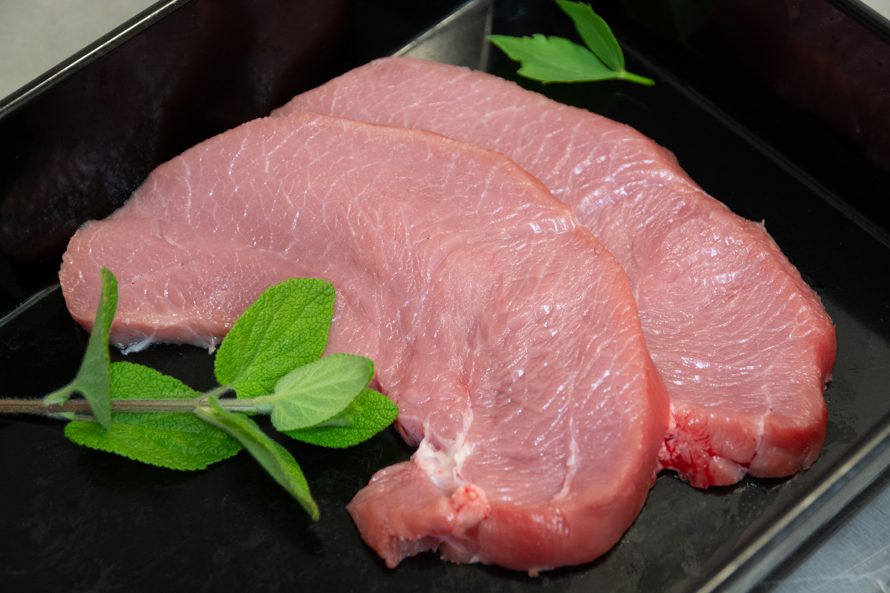 Schnitzel aus der Oberschale in Scheiben geschnitten
